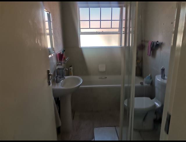2 BEDROOM APARTMENT FOR SALE IN CLOVERDENE
